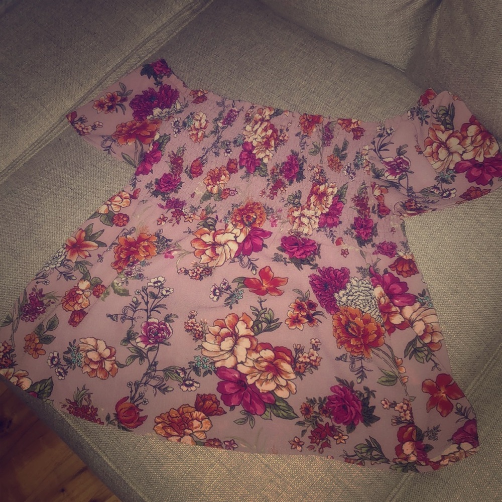 Off the shoulder floral top😌